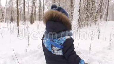 小朋友在冬季公园堆雪人..
